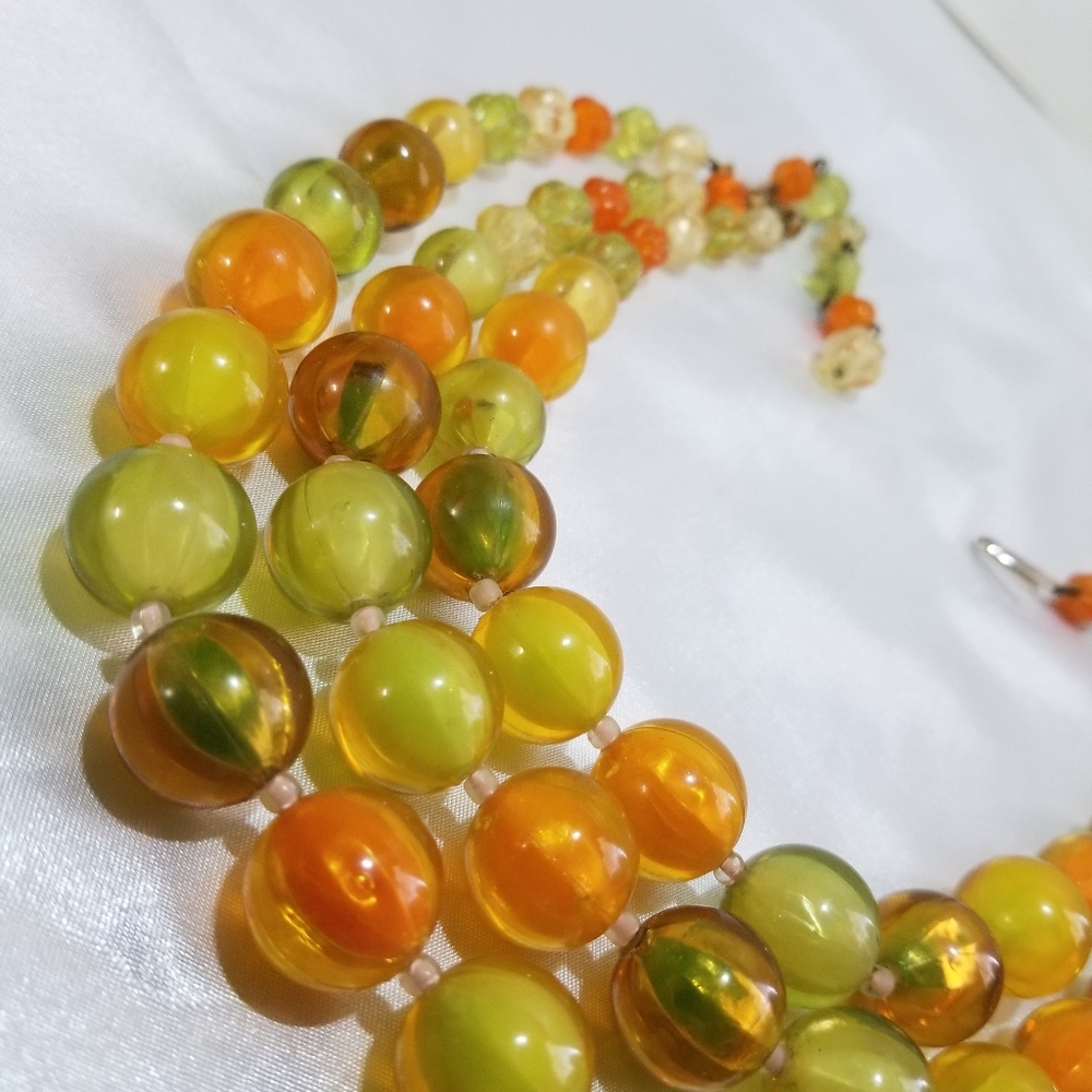 3 strand beaded necklace. Multicolor peach, green, tangerine. Circa 1950s/1960s. - Picture 4 of 14